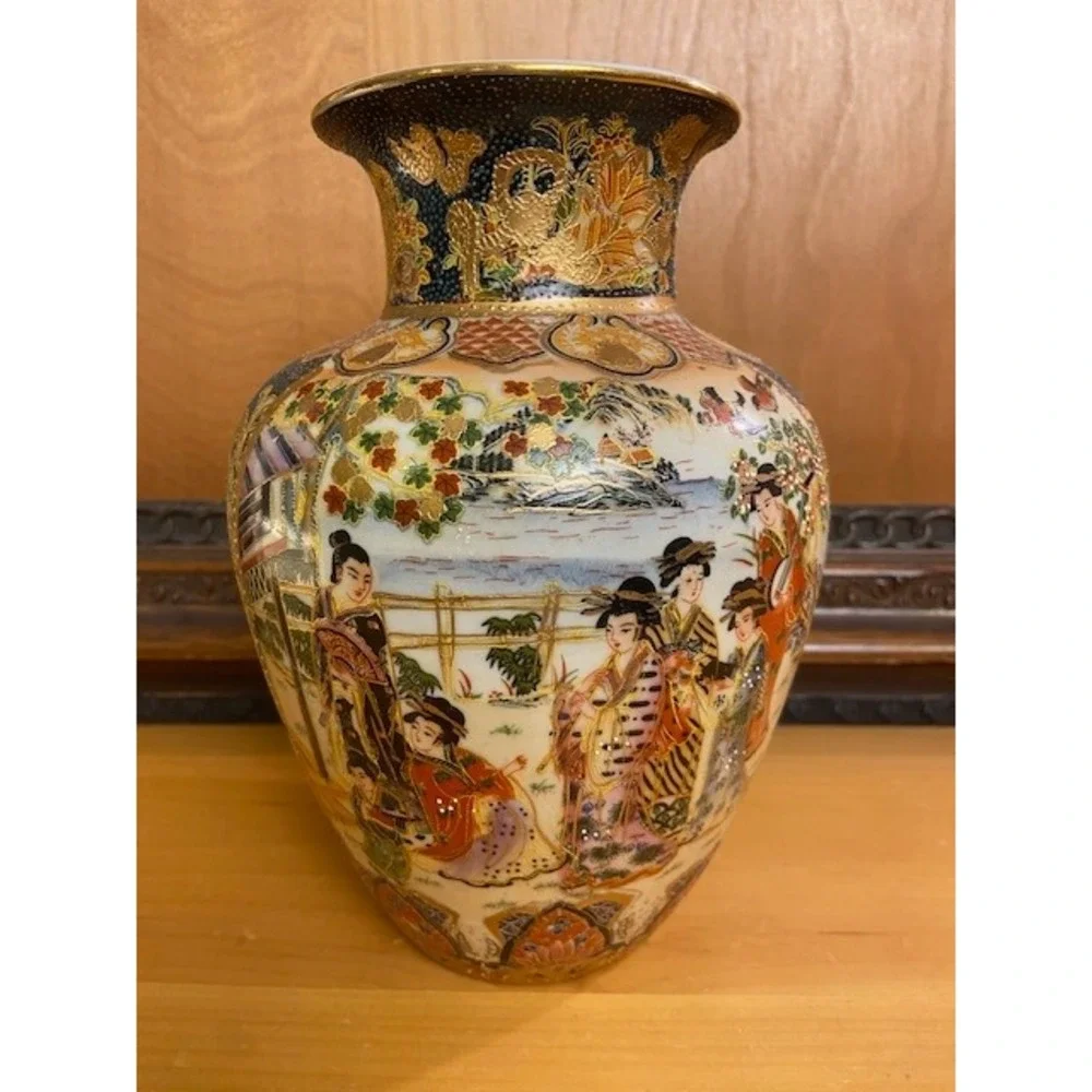 Japanese Royal Satsuma Moriage Vase Geisha Scene Hand Painted Gold Gilt Floral